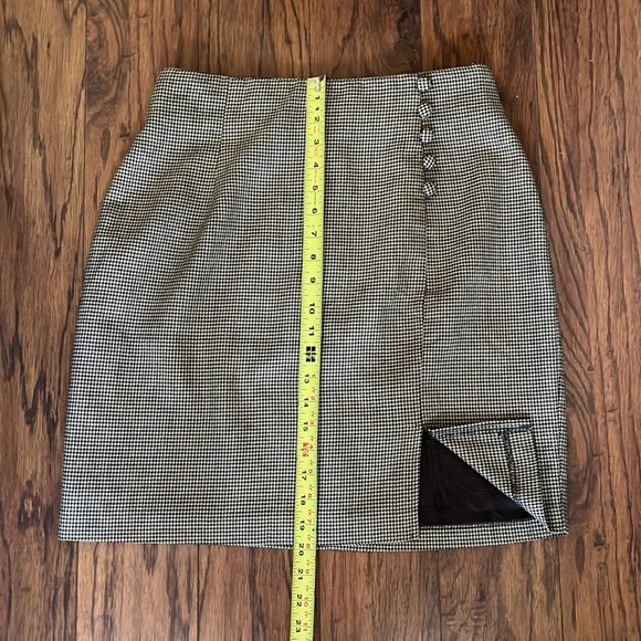 Lasting Impressions Houndstooth skirt with buttons accent - Picture 7 of 13